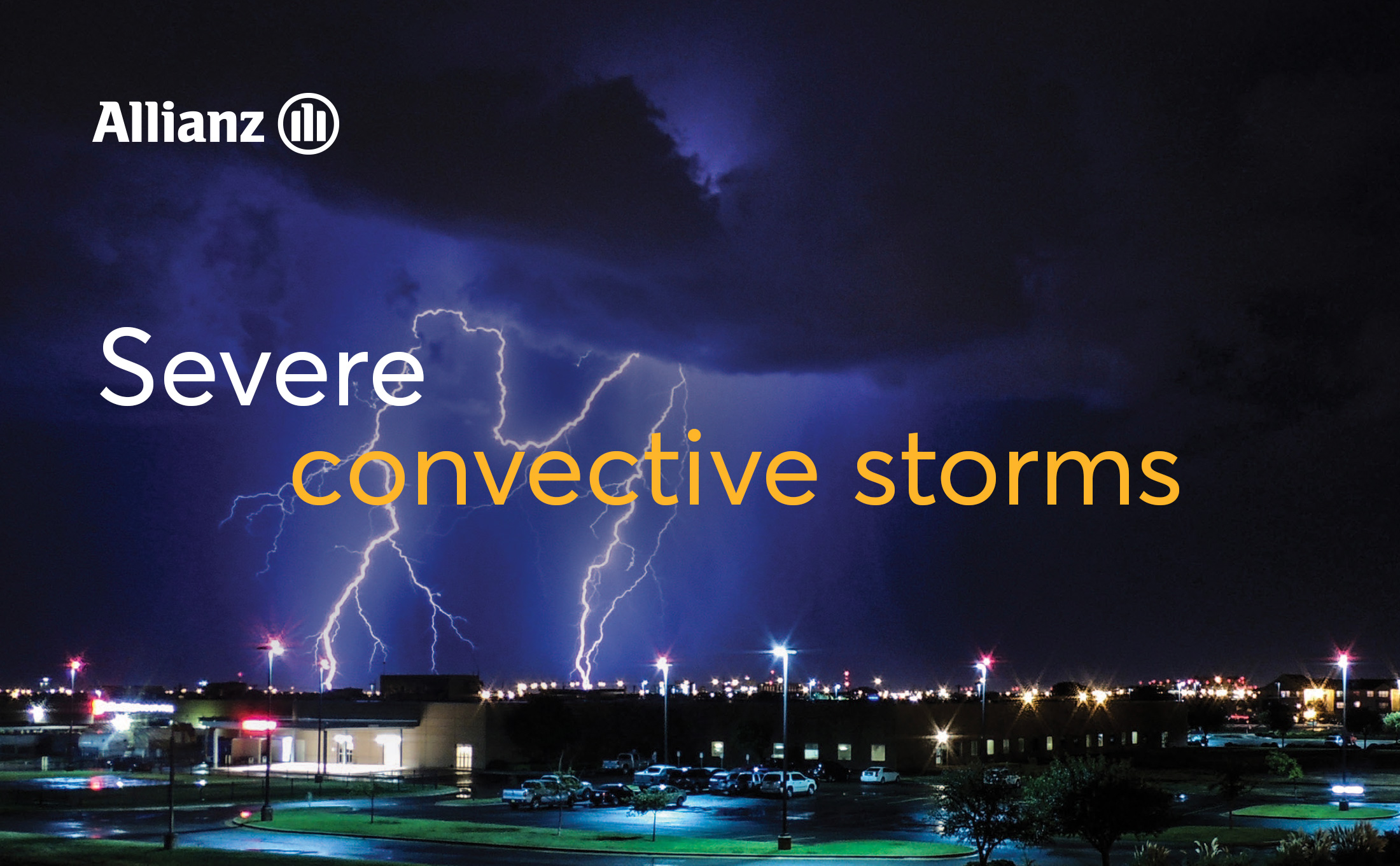 Πυκνά σύννεφα πάνω από πόλη, που αναδεικνύει αυξανόμενους κινδύνους από ακραία καιρικά φαινόμενα